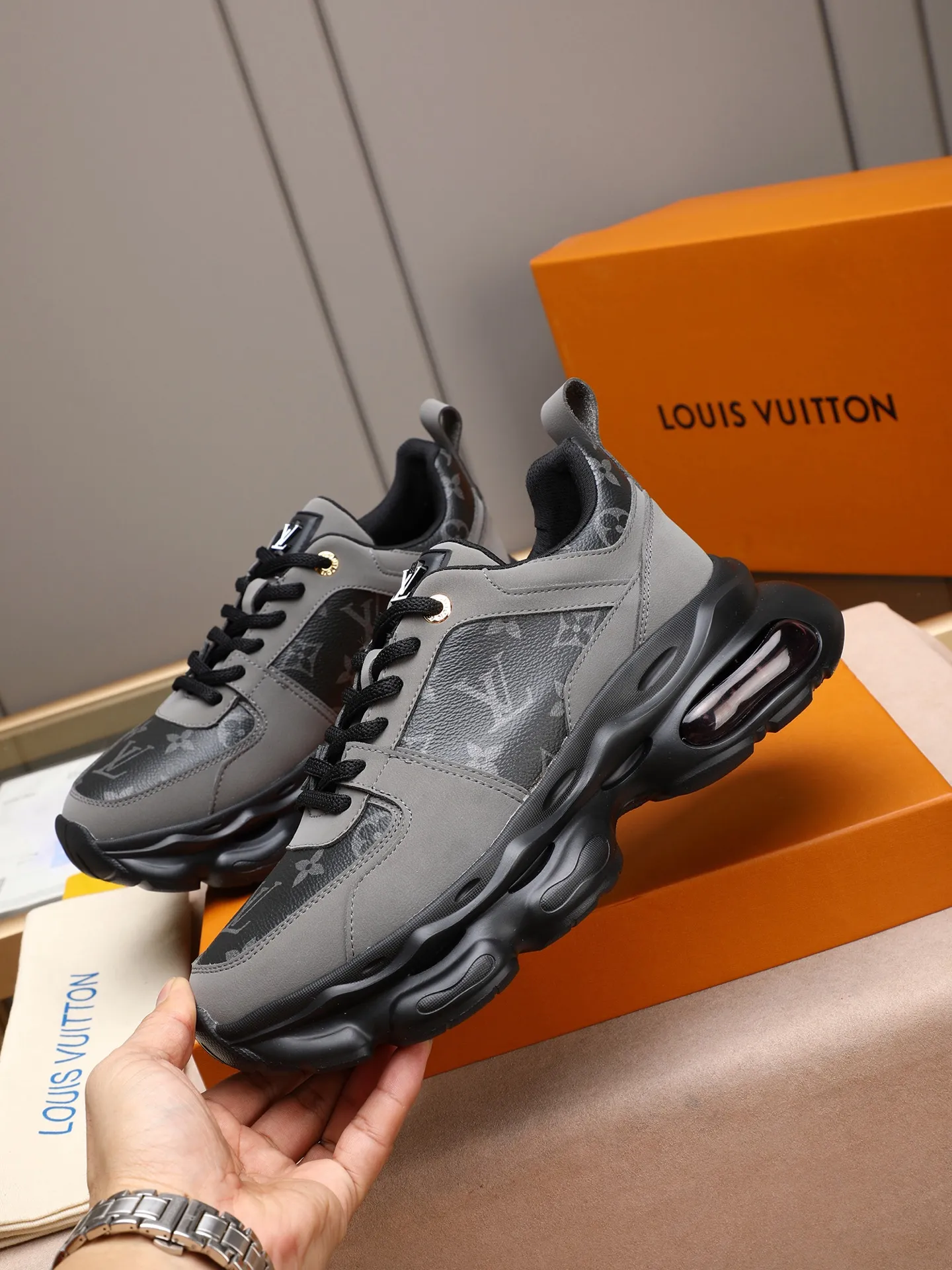 Men's shoes 💰460 [LV] Made of imported L special materials spliced ​​with cowhide and comfortable mesh lining. Private molded foam air cushion outsole, super light and comfortable on the feet! Perfect last shape, generous and fashionable design, 5 colors available! Code number: 38–44 (45 customized
